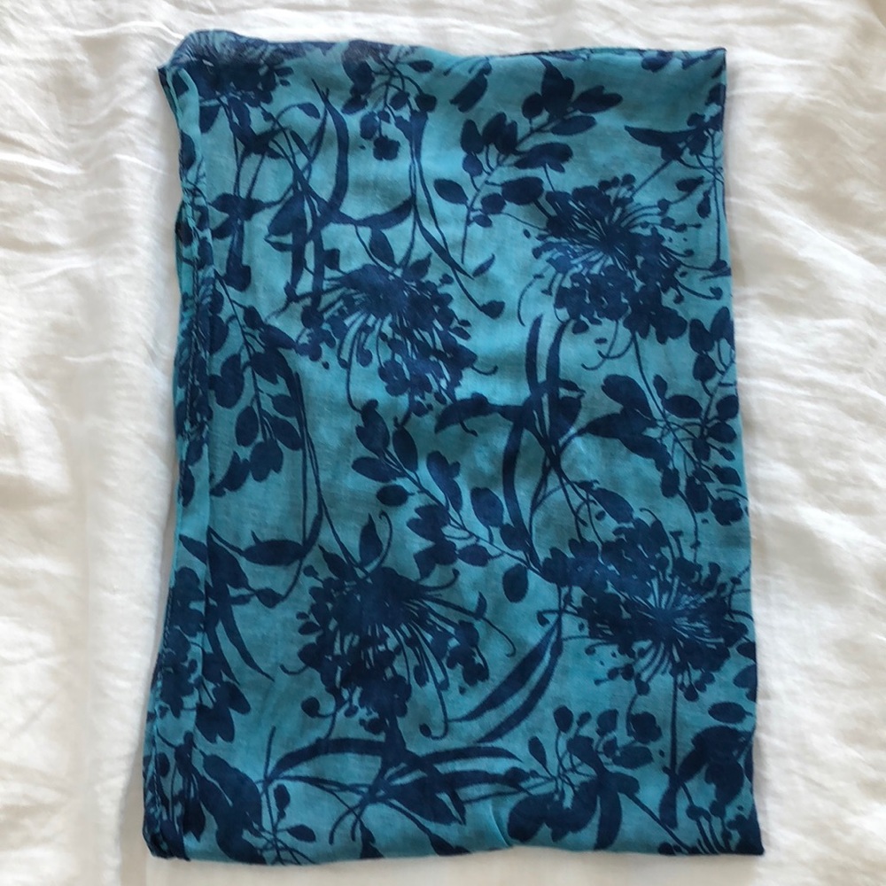 Blue flower print scarf